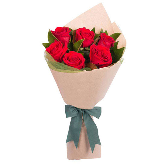 Blooming Beauty: Deshi Roses in a Bouquet