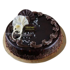 Decadent Delight: Tasty Treat Chocolate Fudge Cake