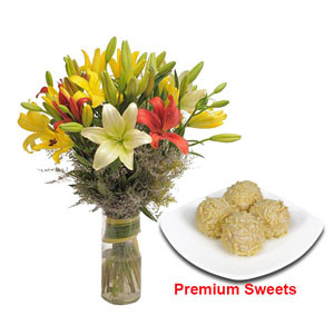 Sweets & Blossoms: A Delightful Vase Presentation