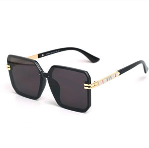 Square Elegance: Timeless Style in Chic Sunglasses